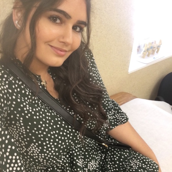 Meet your Posher, Alyssa๐ฟ๐จ๐ธ๐๐ป - Picture 1 of 6